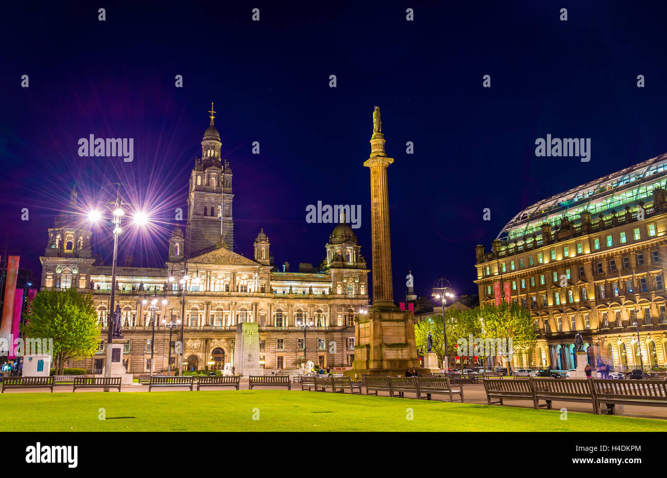 Blick auf George Square in Glasgow in der Nacht - Schottland Stockfoto