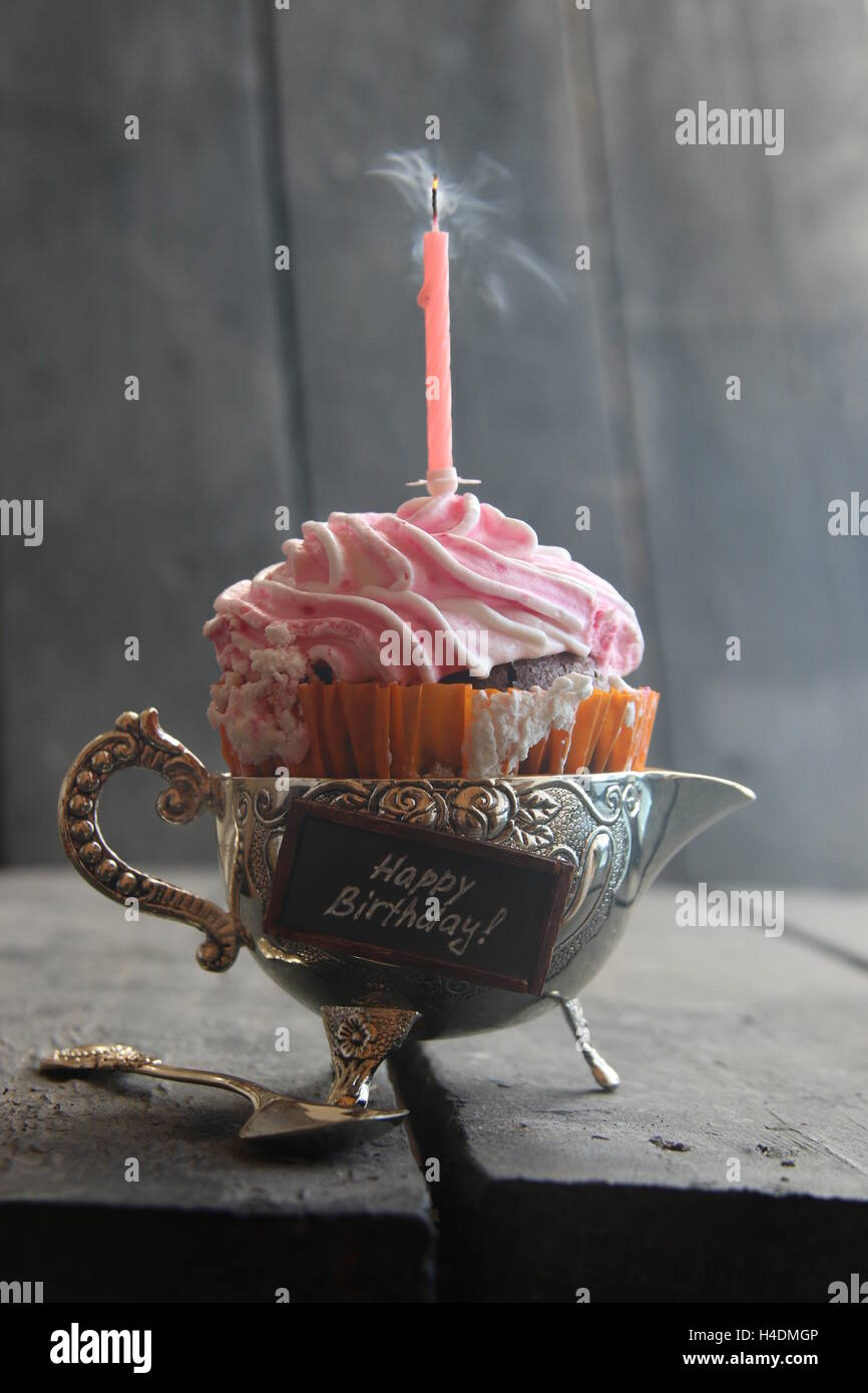 Köstliche Geburtstag Cupcake mit Kerze Stockfoto