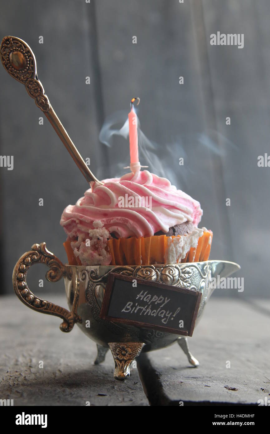 Köstliche Geburtstag Cupcake mit Kerze und Löffel Stockfoto