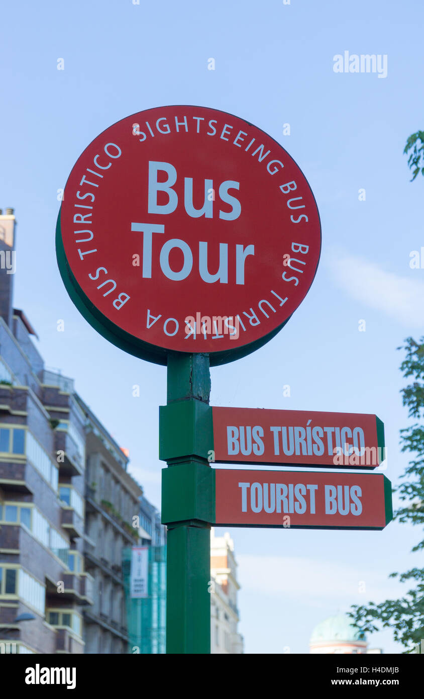 Ein Touristenbus zu unterzeichnen, in drei Sprachen, Englisch, Spanisch, Baskisch Stockfoto