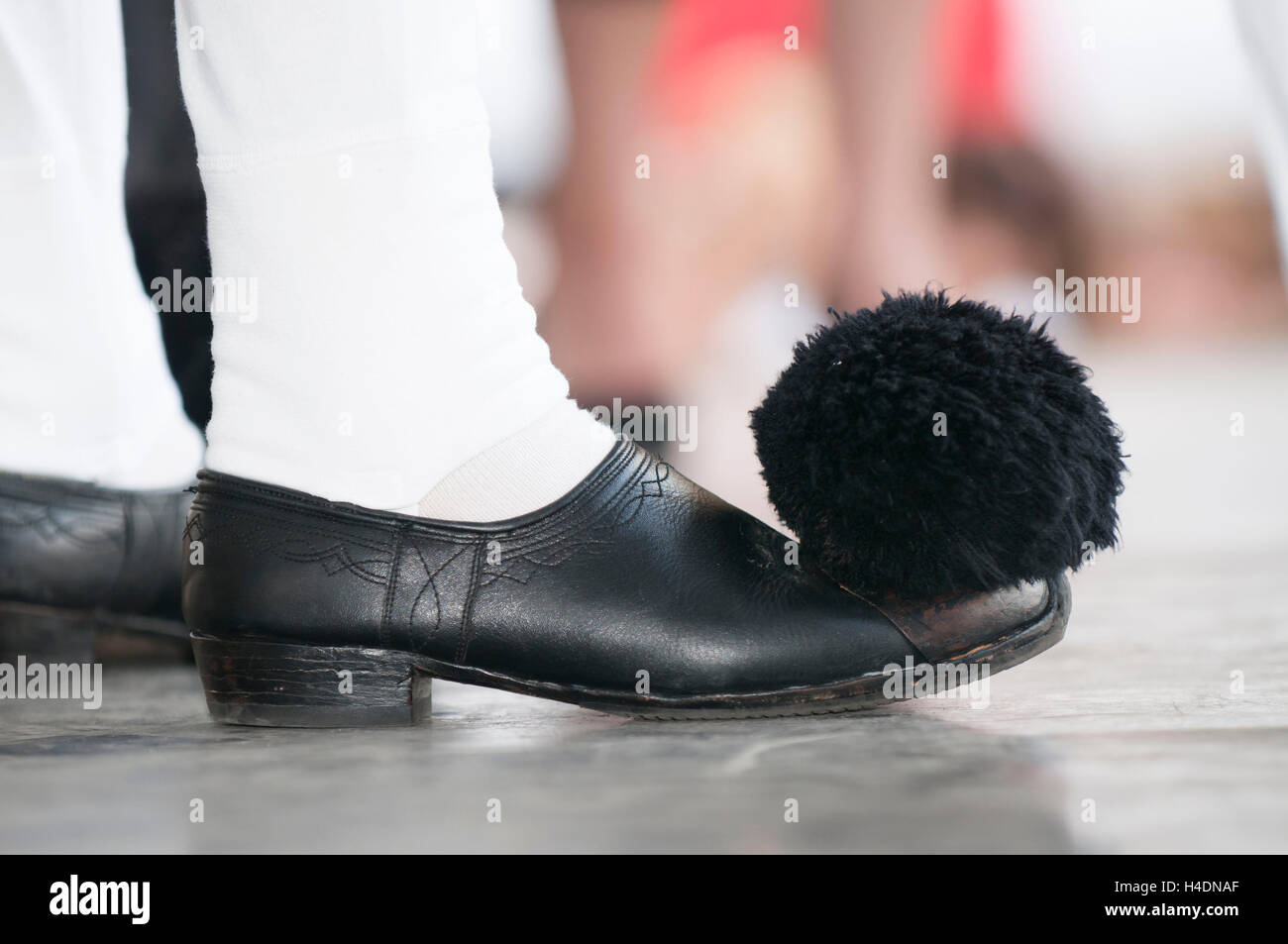 schwarzen Schuh mit Bommel, griechische Volkstracht Stockfotografie - Alamy