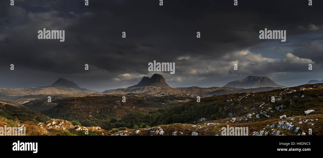Gewitterwolken über dem Berg Suilven, Inverpolly National Nature Reserve, Sutherland, Schottisches Hochland, Schottland, UK Stockfoto