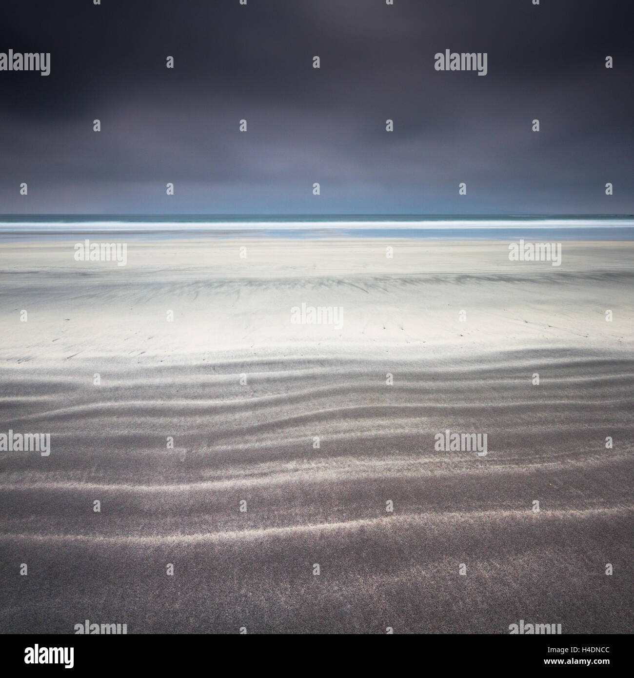 Linien in den weißen und schwarzen Sand in Laig Bay auf der Insel Eigg abseits der Westküste von Schottland, quadratische Ernte, abstrakte Stockfoto