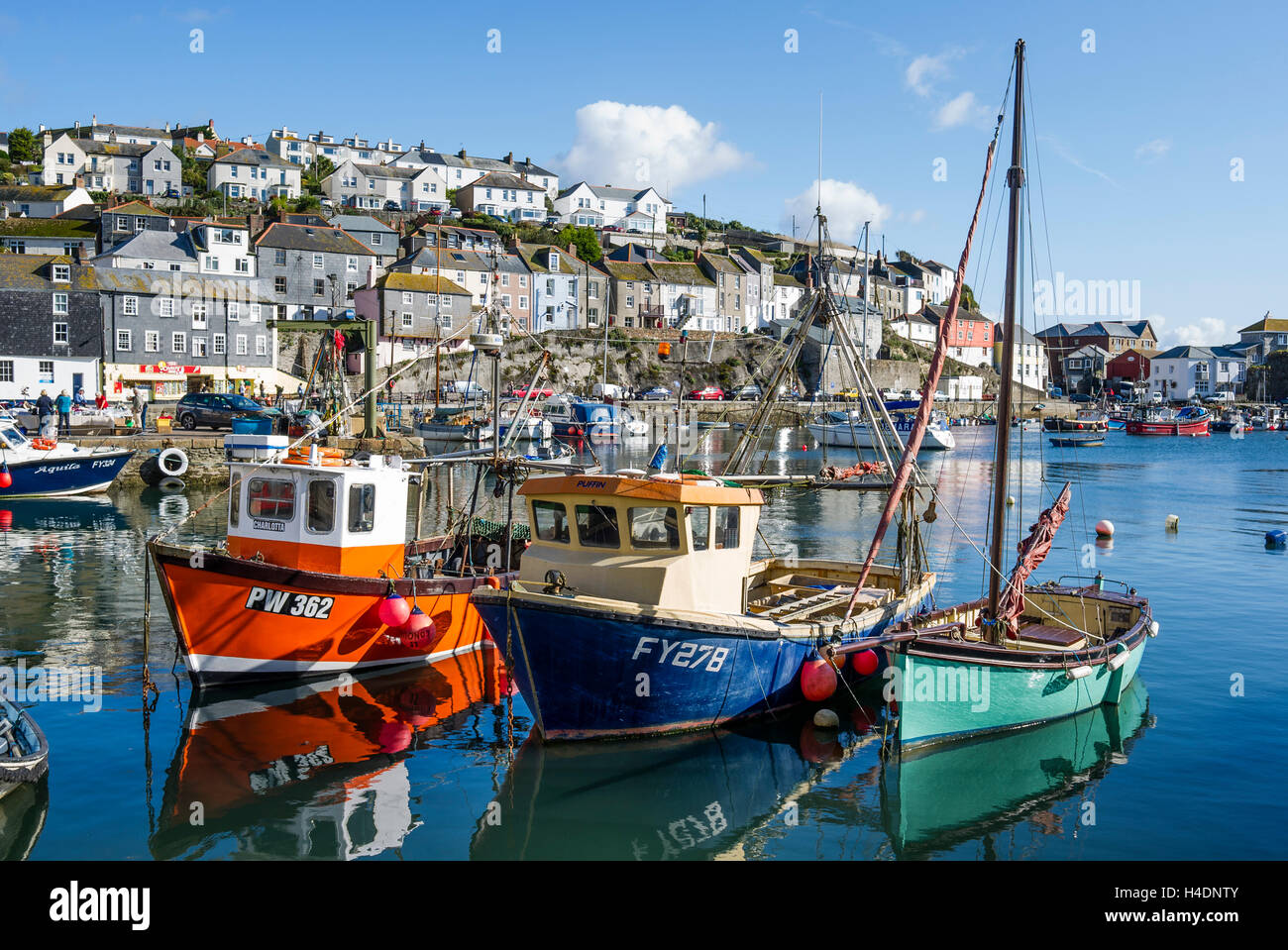Kleine Fischereifahrzeuge in Mevagissey Hafen Cornwall England UK Stockfoto