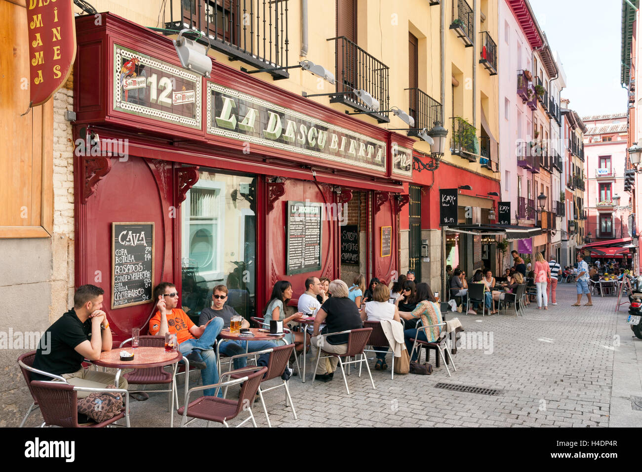 Bars auf der Calle de Barcelona, Huertas, Madrid, Spanien Stockfoto