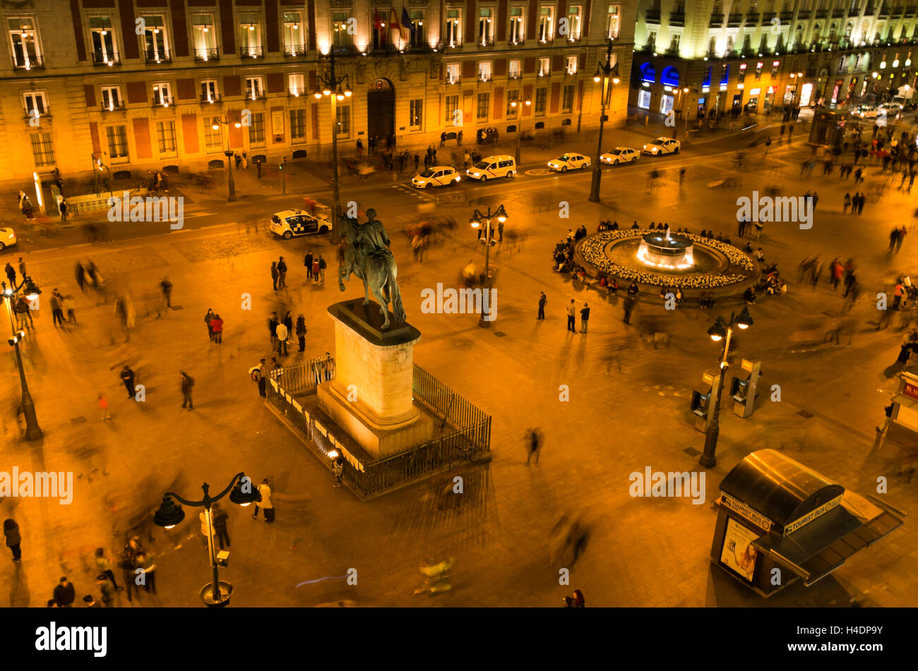 Puerta del Sol, Fräsen Hunderte von Menschen rund um den Platz in der Nacht. Stockfoto