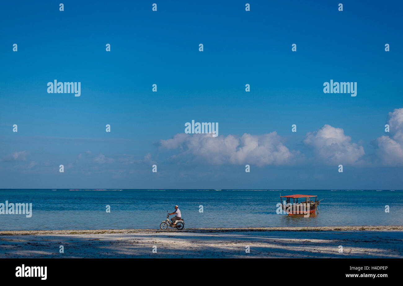 Auf Sansibar ist der Strand ab einer Straße verwendet. Stockfoto