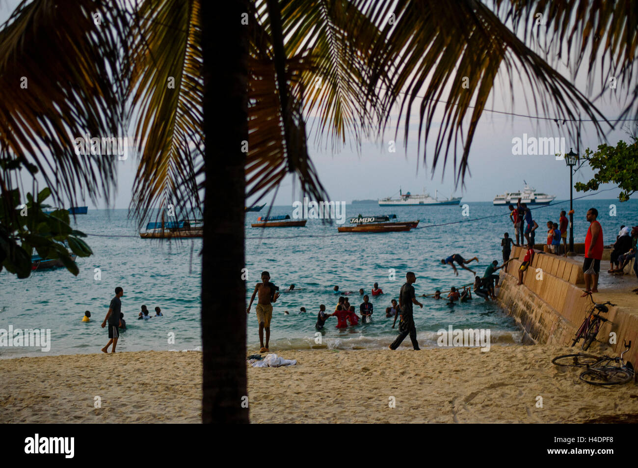 Am Abend am Strand ist Stone Town auf Sansibar eine Menge Leben. Stockfoto