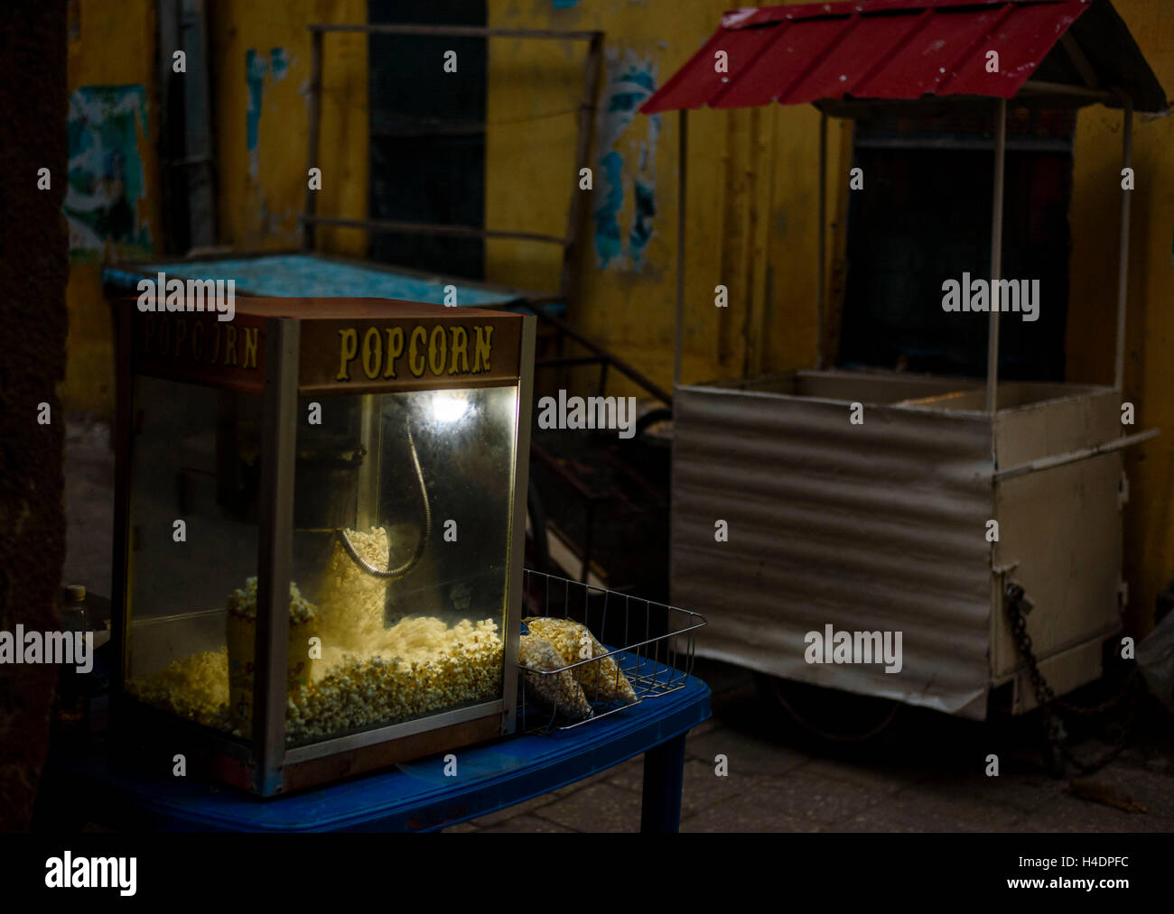 Popcorn Verkaufsstand in den Straßen Stonetown, Zanzibar Stockfoto
