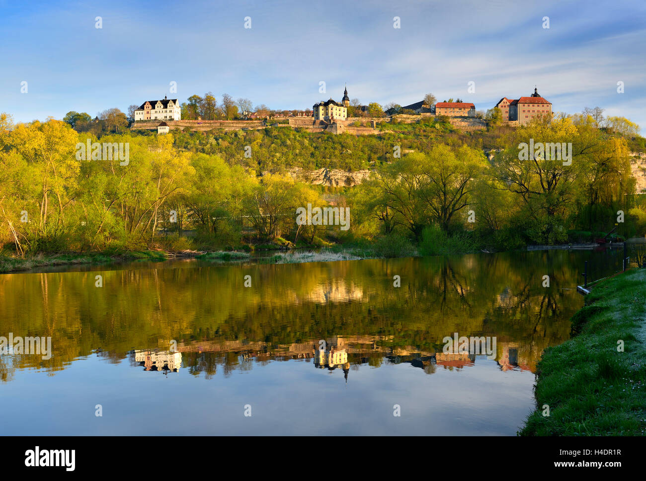 Deutschland, Thüringen, Dornburg-Camburg, Dorndorf-Steudnitz, The Dornburg Paläste - das Renaissance-Schloss, das Rokoko-Schloss und das alte Schloss - spiegeln in der Saale Stockfoto