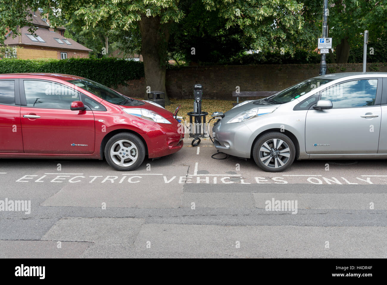Elektro-Autos aufgeladen am Ladepunkt am Straßenrand in St Albans, England, UK Stockfoto