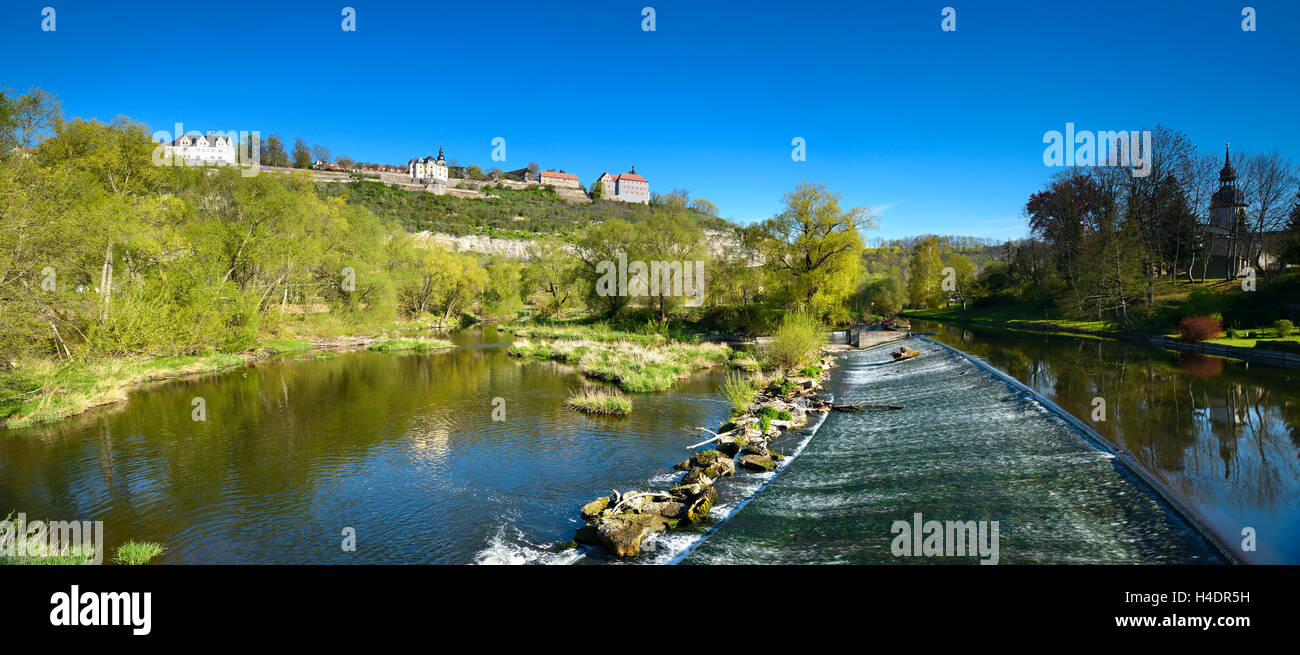 Deutschland, Thüringen, Dornburg-Camburg, spike Dorf-Steudnitz, die Dornburger Schlösser - Renaissance-Schloss, Rokoko Schloss und altes Schloss - über den Fluss zu Halle Stockfoto