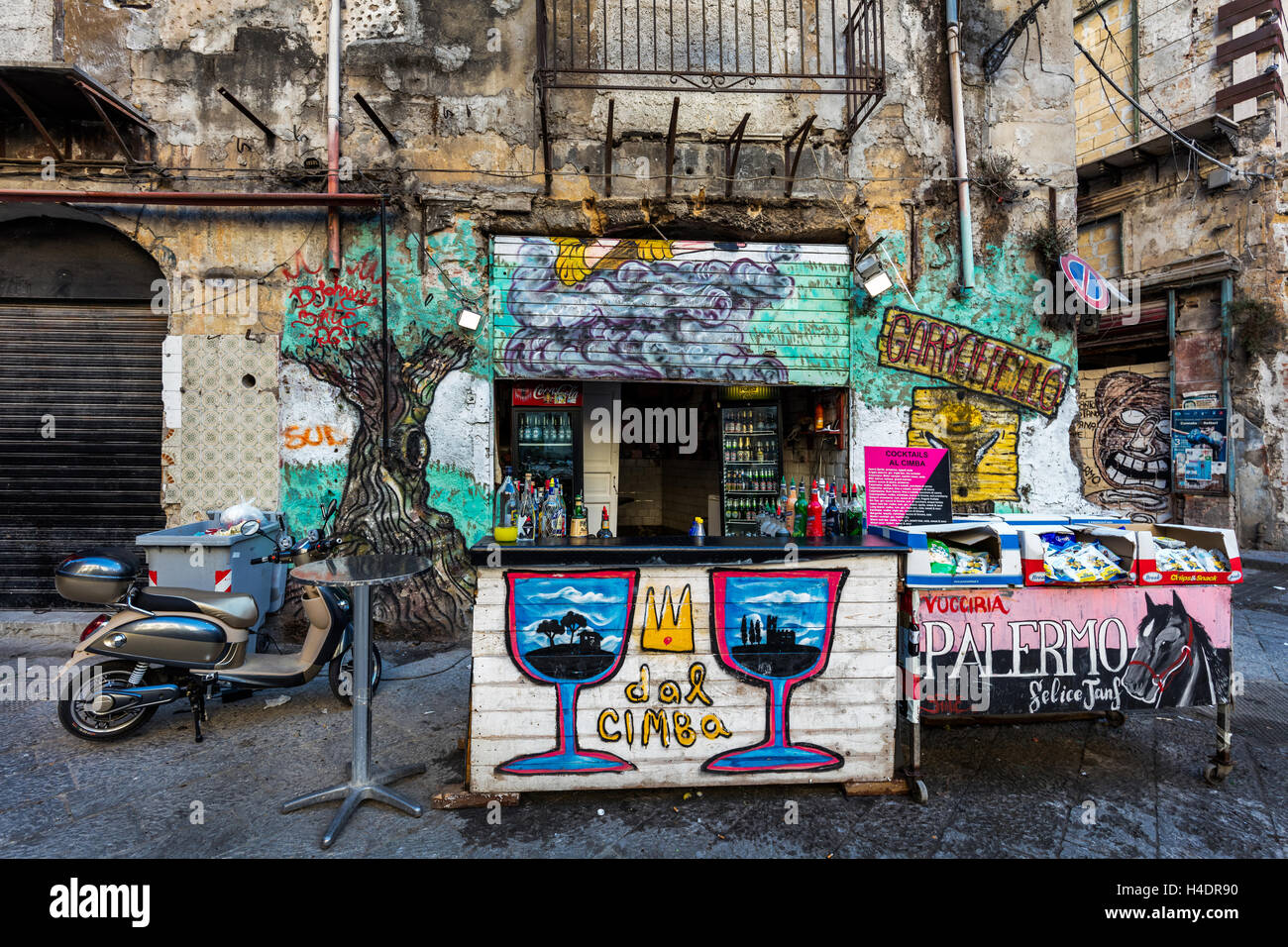 Street Bar im Graffiti bedeckt Stadtteil von Palermo, Sizilien. Stockfoto