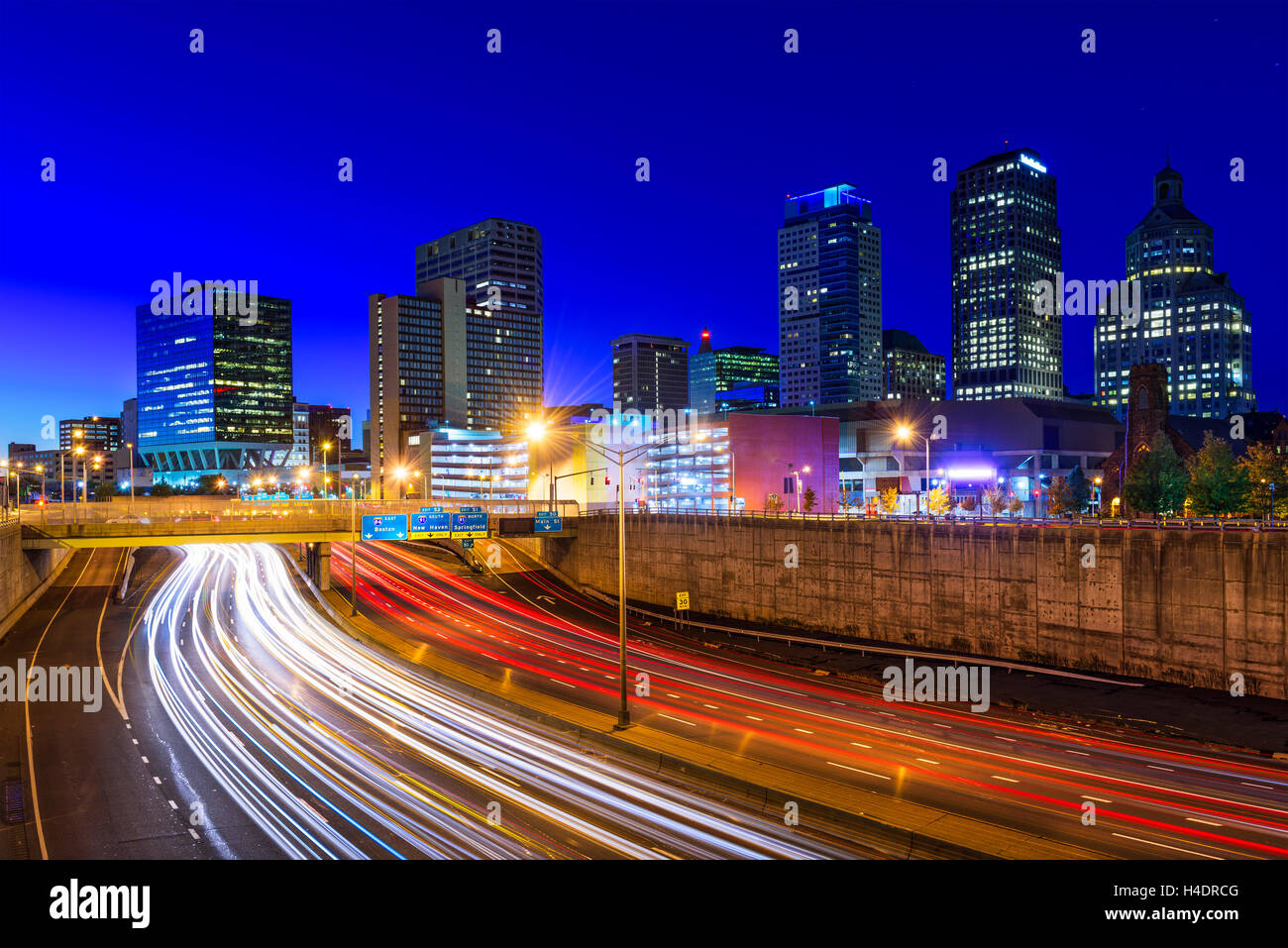 Hartford, Connecticut, USA-Autobahn und die Skyline. Stockfoto