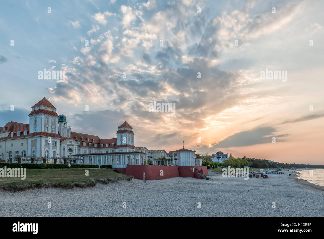 Grand Hotel Kurhaus Binz, Mecklenburg-Western Pomerania, Deutschland, Europa, mit Strand in der Abenddämmerung, Stockfoto