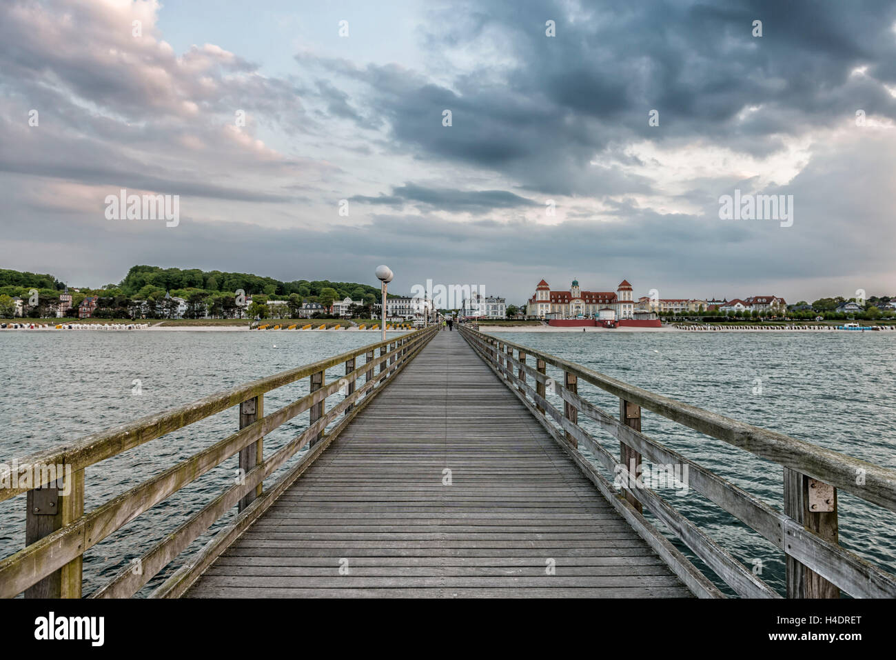 Binz, Mecklenburg-West Pomerania, Deutschland, Europa, Blick auf die Seebrücke und das Health Resort Haus mit Strand in der Abenddämmerung, Stockfoto