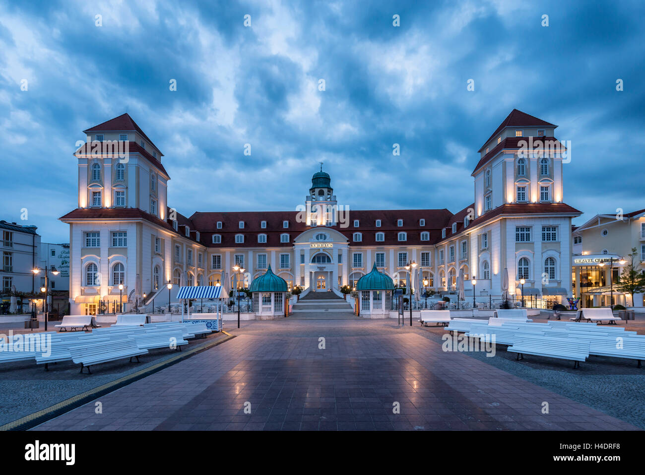Grand Hotel Kurhaus Binz Binz, Mecklenburg-Western Pomerania, Deutschland, Europa, in der Dämmerung Stockfoto