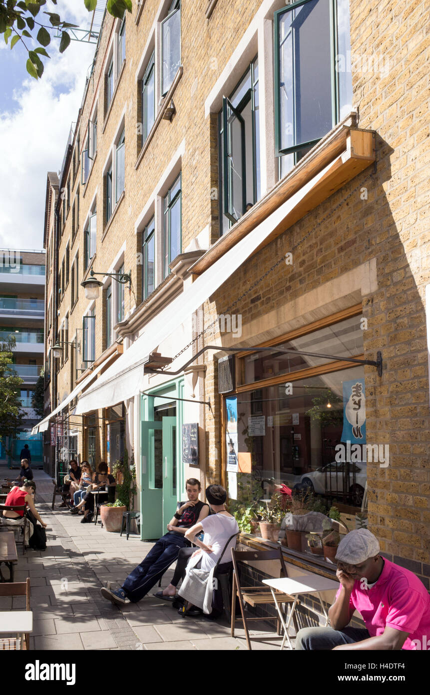 Leute sitzen Außen Cafés in Ashwin Street, Dalston, Hackney, London, England, UK Stockfoto