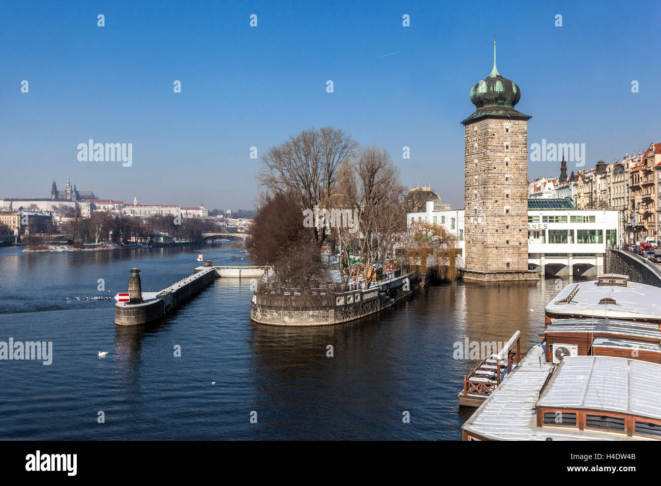 Gotischer Wasserturm, Manes, Moldau-Ufer. Prag, Tschechische Republik Prager Burg Fluss im Winter Stadtbild Stockfoto