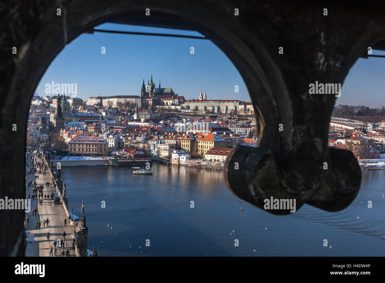 Blick auf die Prager Burg von einem Fenster auf der anderen Seite des Flusses vom Altstädter Karlsbrückenturm, Mala Strana Bezirk Hradcany Prag Tschechische Republik Architektur Stockfoto