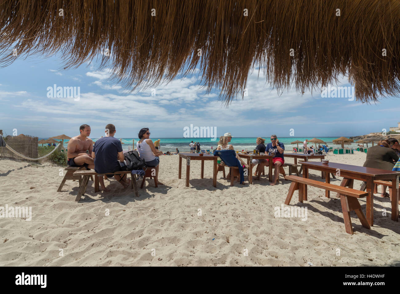 Spanien, Balearen, Insel Mallorca, Ses Covetes, Strandbar auf Grund gelaufen, Touristen, Stockfoto