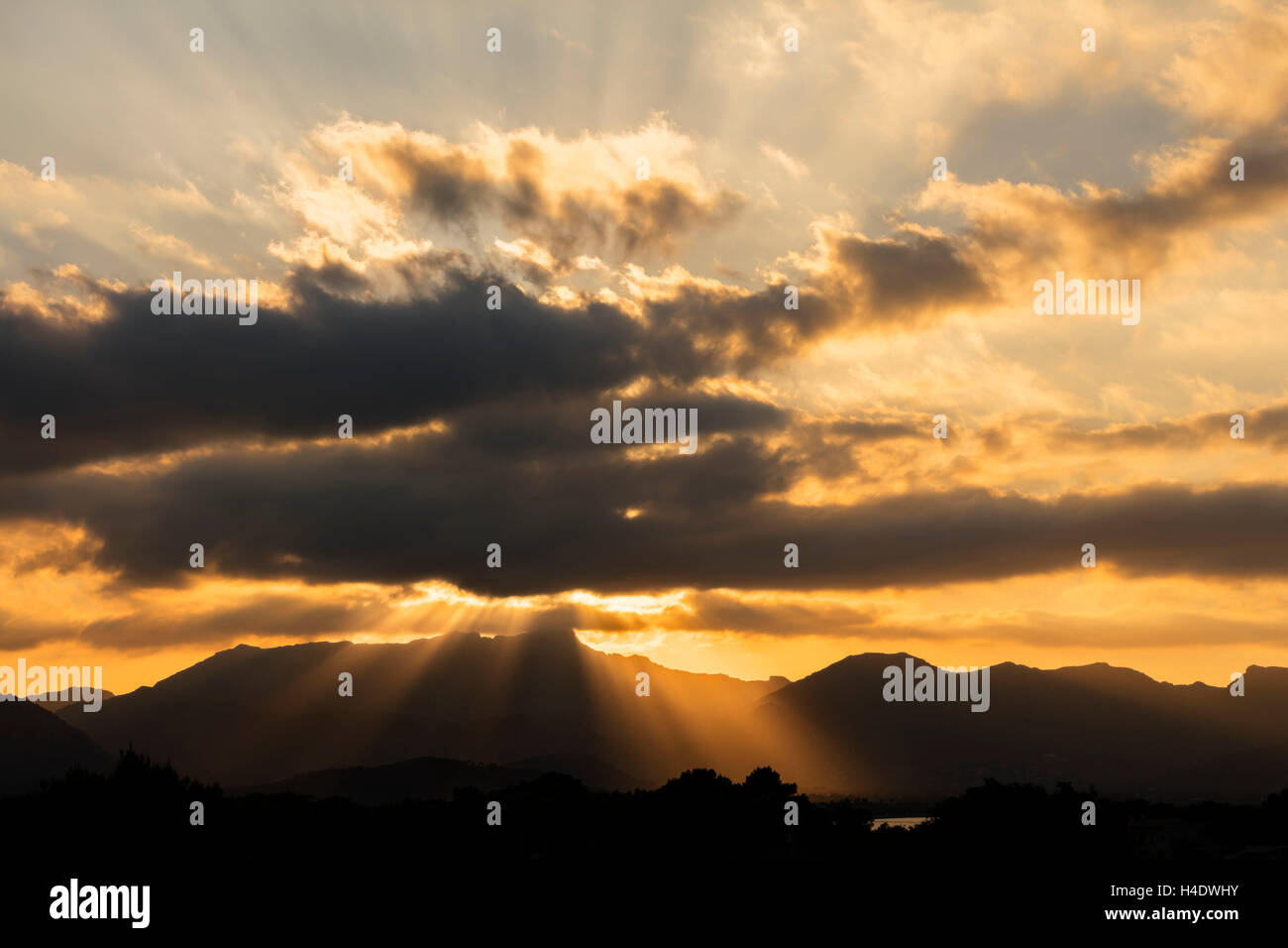 Spanien, die Balearen Insel Mallorca, Alcudia, Sonnenuntergang, Himmel, Wolken, Gegenlicht, Stockfoto