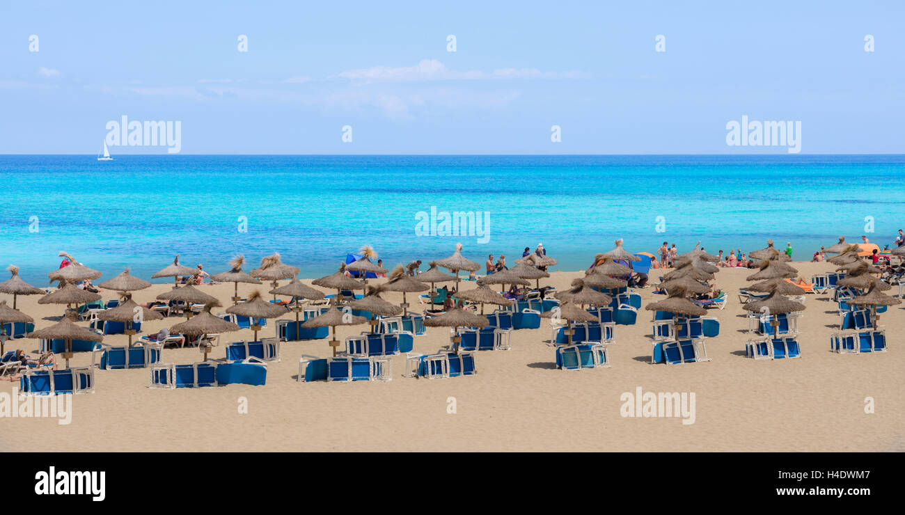 Spanien, die Balearen Insel Mallorca, Strand von Cala Mesquida, Sonnenschirme, Liegestühle, Stockfoto