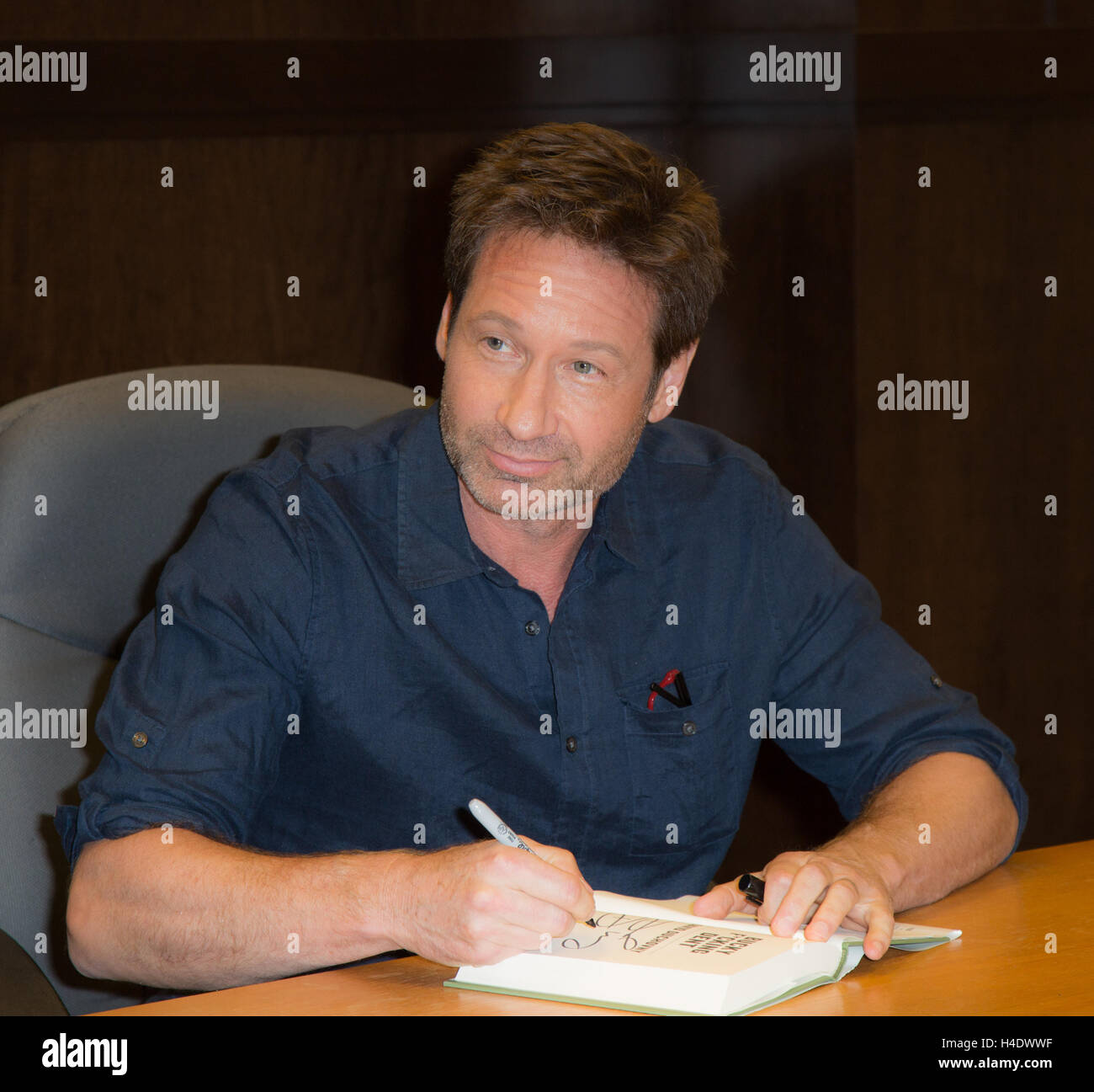 David Duchovny besucht eine Unterzeichnung für sein Buch "Bucky F * Cking Dent" im Barnes & Noble im The Grove am 22. Juni 2016 in Los Angeles, Kalifornien. Stockfoto