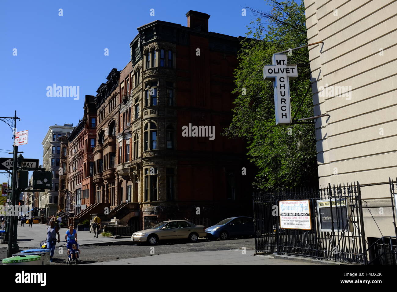 Malcolm X Boulevard mit dem Zeichen des Mount Olivet Baptist Church im Vordergrund. Harlem, New York City, USA Stockfoto