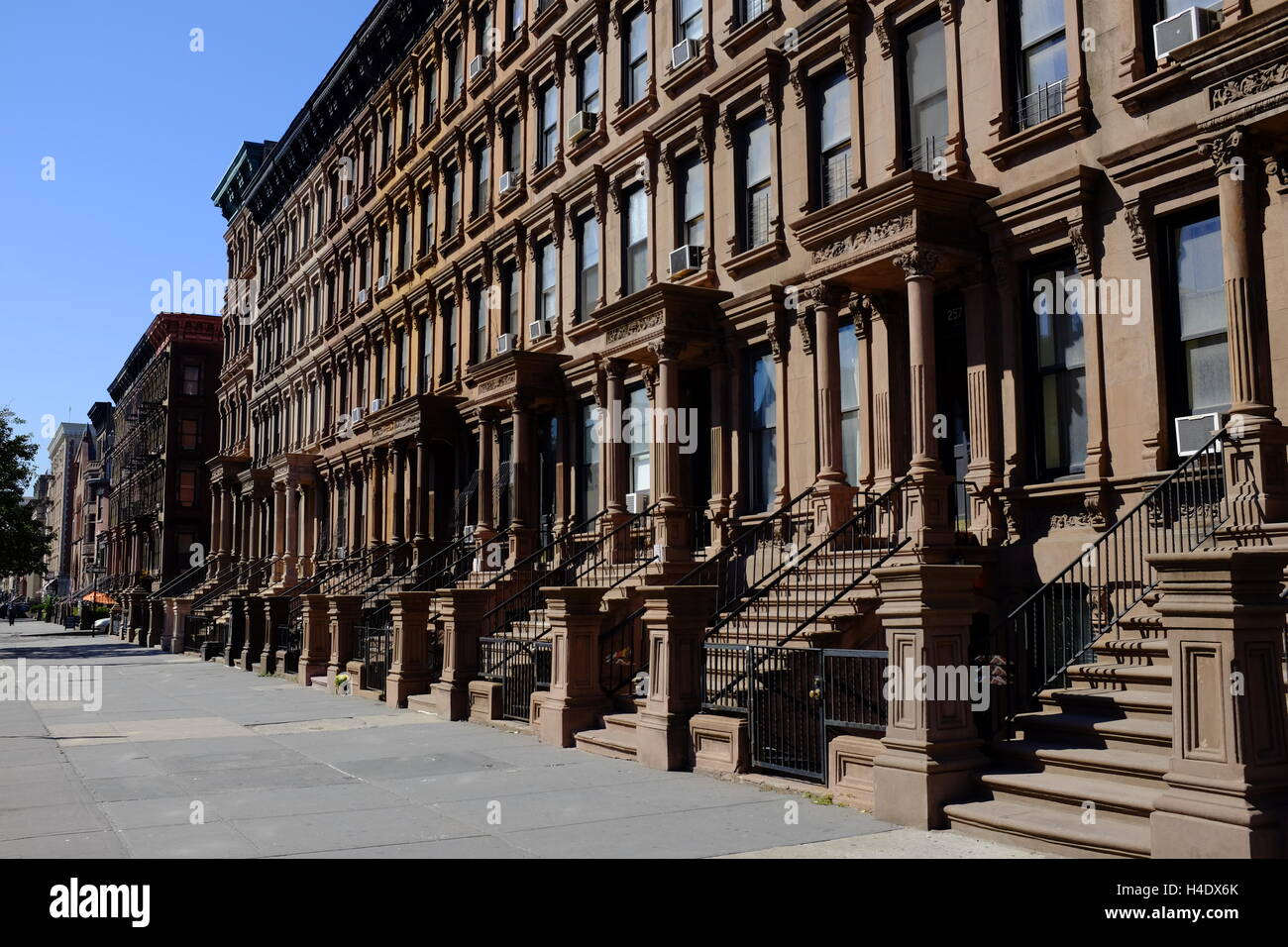 Renovierte historischen Sandsteinhaus Wohnung Gebäude an der Lenox Avenue auch bekannt als Malcolm X Boulevard.Harlem.Manhattan,New York City, USA Stockfoto