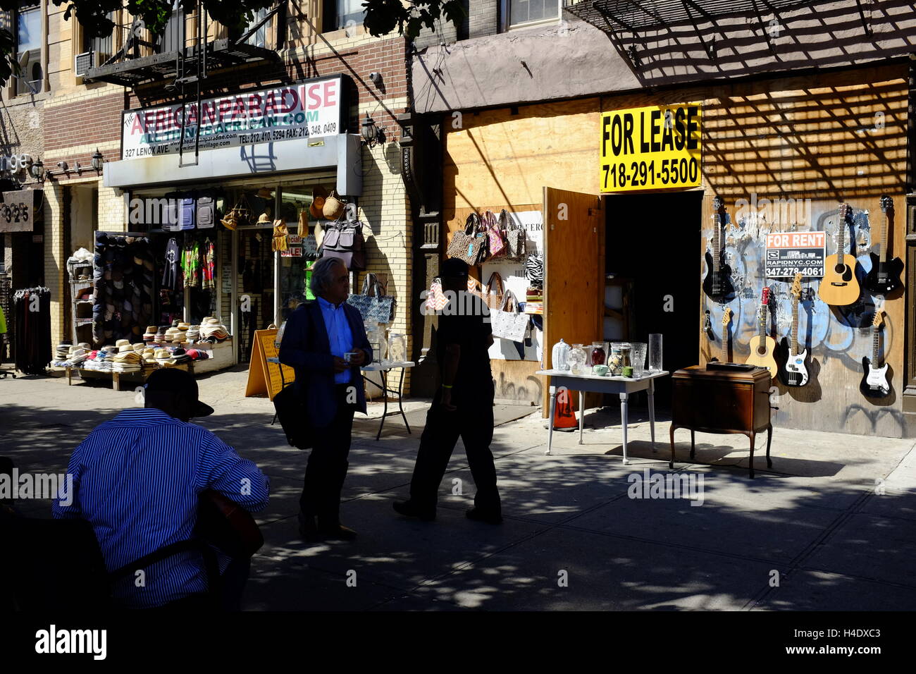 Straßenhändler auf dem Bürgersteig der Lenox Avenue. Harlem. Manhattan, New York City, USA. Stockfoto