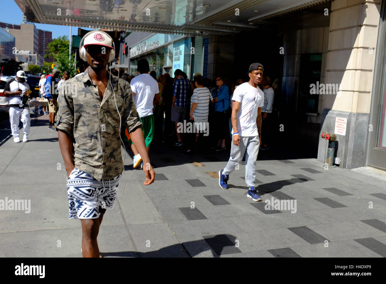 Fußgänger an der 125th Street "Main Street" von Harlem. Harlem.New York City.USA Stockfoto