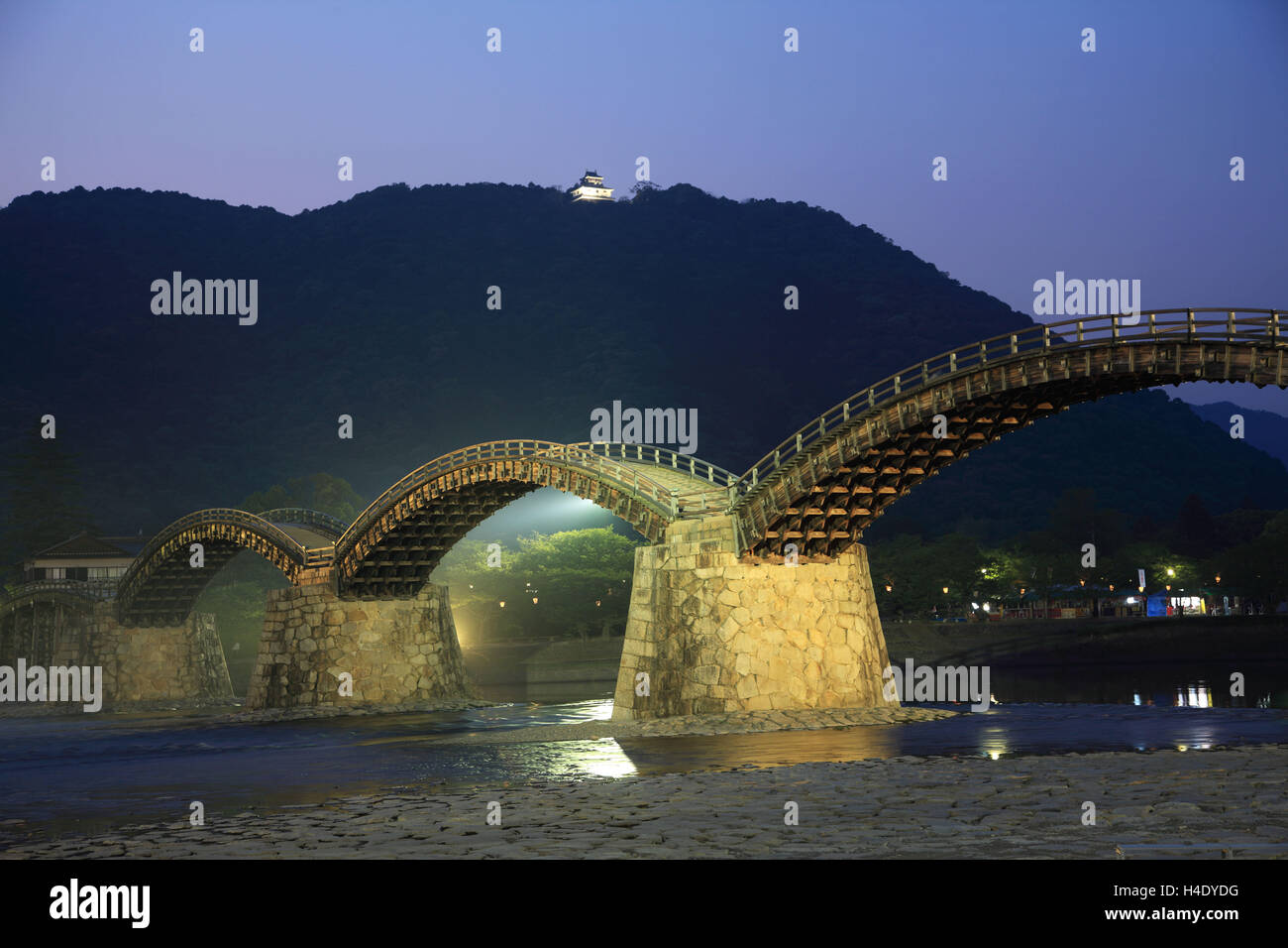 Japan, Yamaguchi-Präfektur, Iwakuni, Kintai-Kyo Arched Bridge bei Nacht Stockfoto