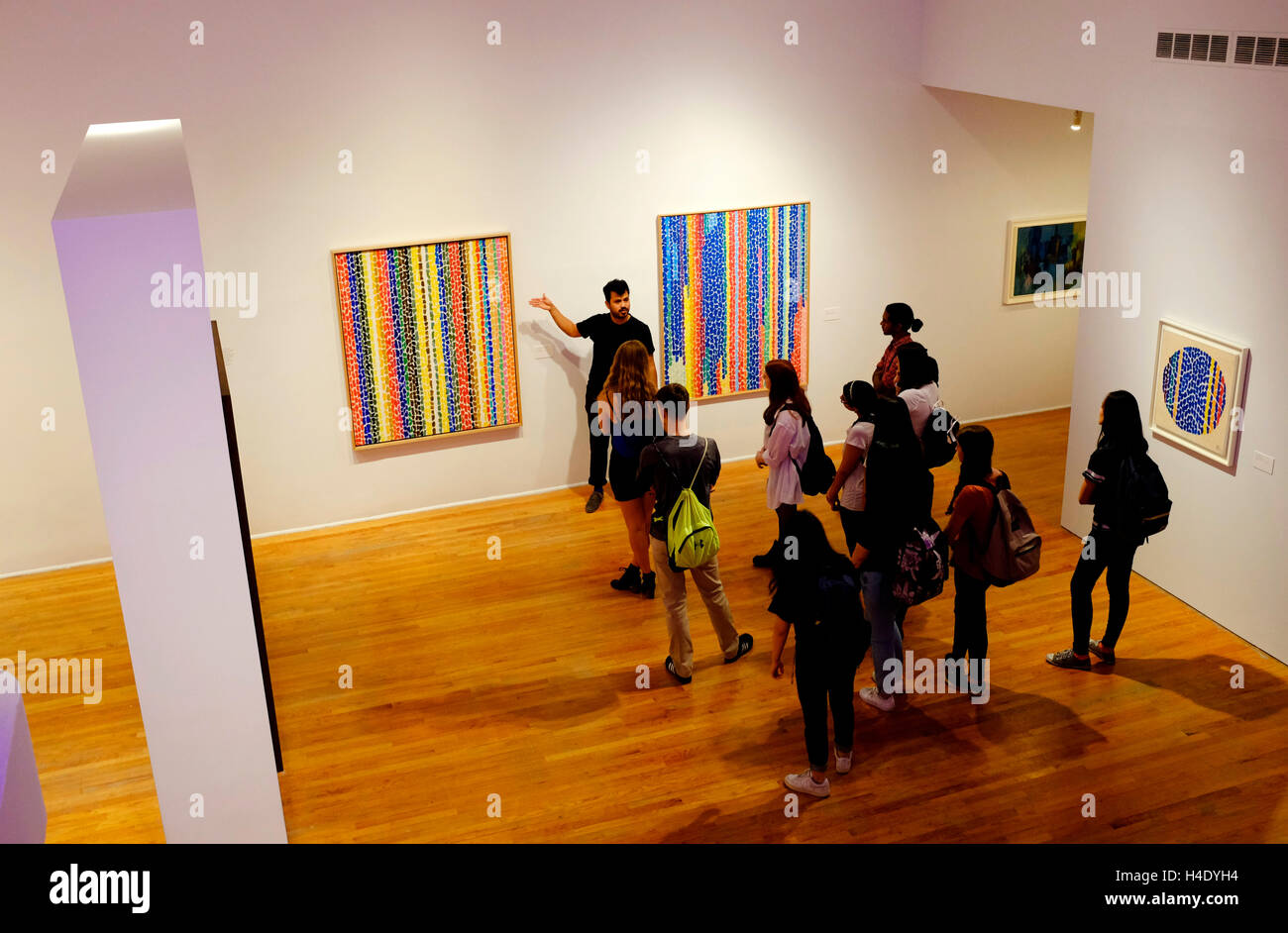 Besucher im Studio Museum in Harlem. Harlem, New York City, USA Stockfoto