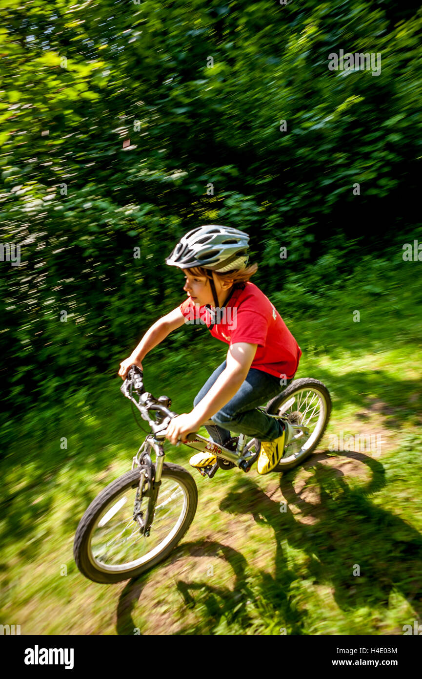 Eine Familie, die ein Wald-Urlaub in Blackwood Forest in Hampshire Stockfoto