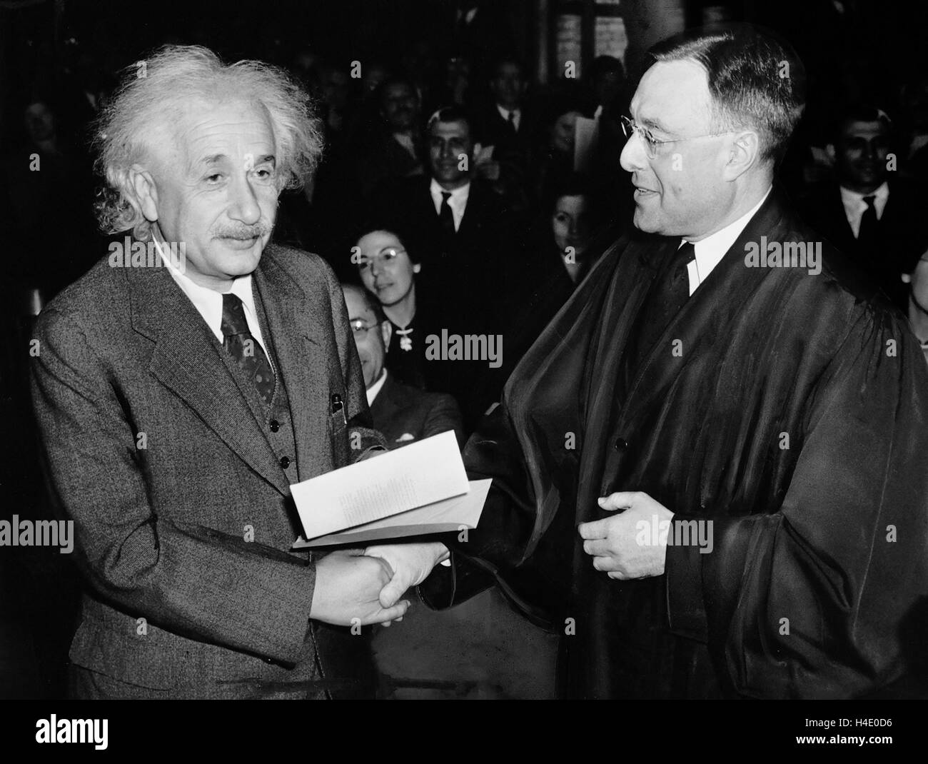 Albert Einstein (1879-1955) Richter Phillip Forman auf 1. Oktober 1940 seine Bescheinigung über die amerikanische Staatsbürgerschaft erhalten Stockfoto