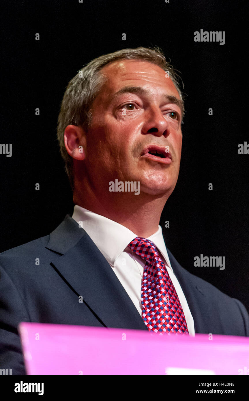 Die UKIP Führer Nigel Farage auf der Bühne in Hove Town Hall. Stockfoto