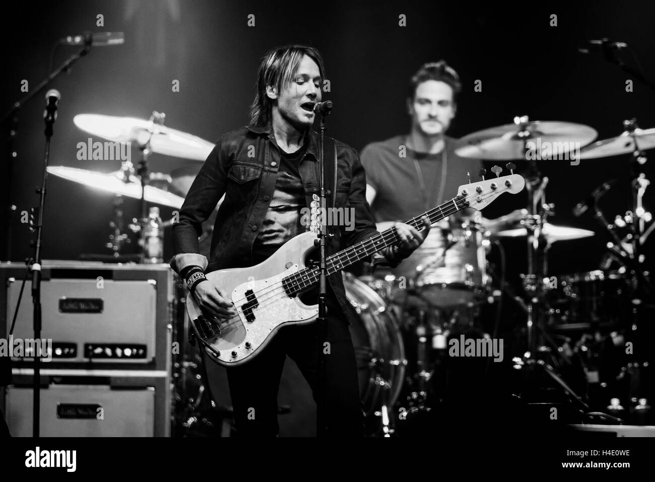 Keith Urban führt bei den 2016, wir sind, alle für die Halle Benefiz-Konzert zugunsten der Country Music Hall Of Fame. Stockfoto