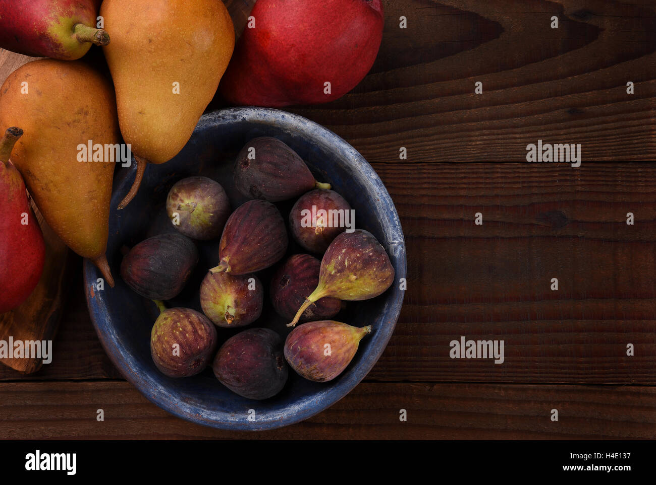Frisch gepflückte Feigen und Birnen auf einem rustikalen Holztisch. Ansicht im Querformat mit textfreiraum von oben. Stockfoto