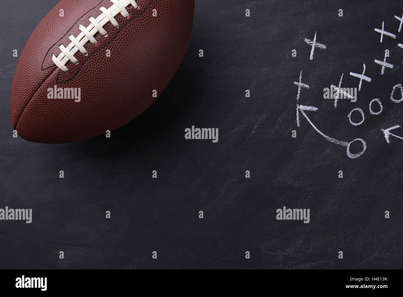 Draufsicht auf ein amerikanisches Fußball auf einer Tafel mit einem diagramed zu spielen. Querformat mit Textfreiraum. Stockfoto