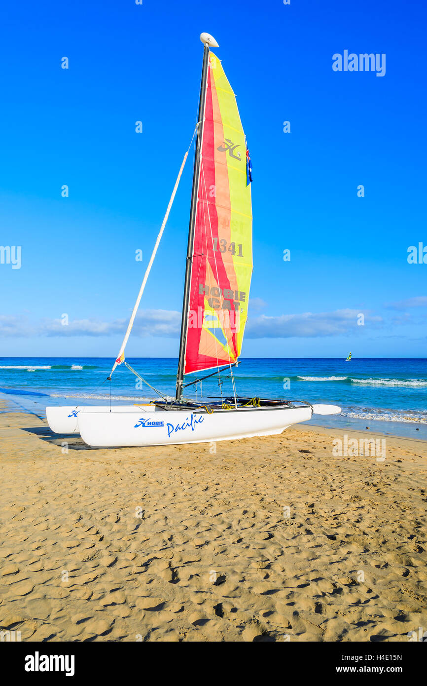 MORRO JABLE, FUERTEVENTURA - 3. Februar 2014: Katamaran-Boote am Strand in Morro Jable. Dies ist ein beliebter Ferienort auf der Insel Fuerteventura. Stockfoto