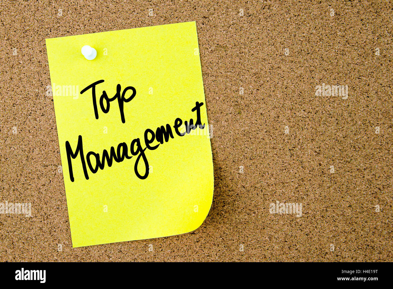Top Management geschriebene Text auf gelbem Papier Hinweis festgesteckt auf Pinnwand mit weißen Reißzwecke. Firmen-Konzept-image Stockfoto