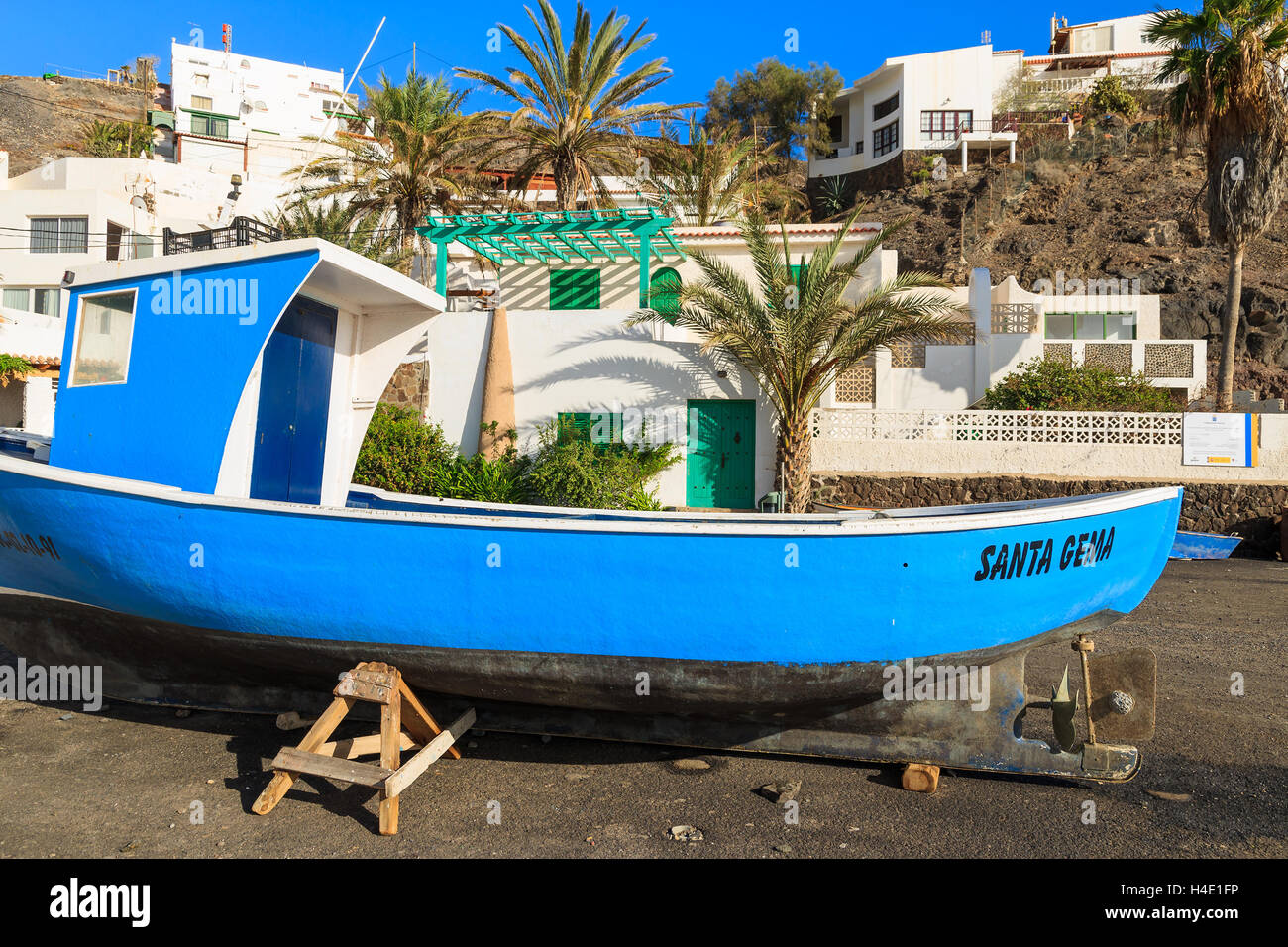 Blauen Fischerboot am Ufer in Las Playitas Dorf, Insel Fuerteventura, Spanien Stockfoto