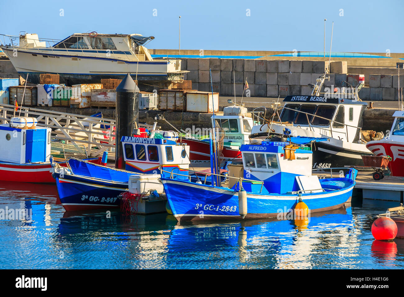 GRAN TARAJAL Hafen, Insel FUERTEVENTURA - 4. Februar 2014: Angelboote/Fischerboote im Hafen von Gran Tarajal Stadt, Insel Fuerteventura, Spanien. Kanarischen Inseln sind ein beliebtes Touristenziel. Stockfoto
