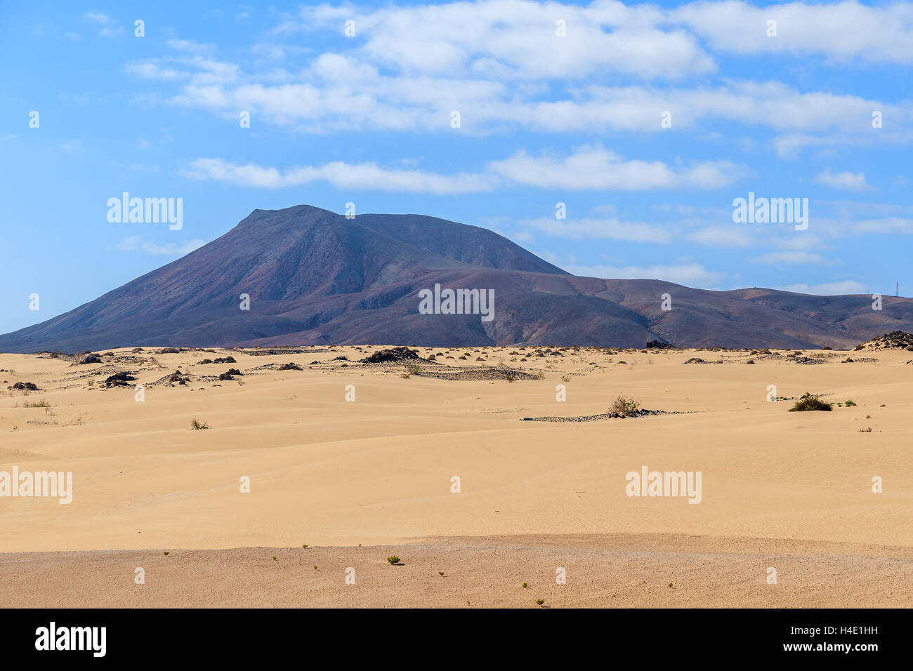 Vulkanberge in Wüstenlandschaft von Sanddünen im Nationalpark von Corralejo, Fuerteventura, Kanarische Inseln, Spanien Stockfoto