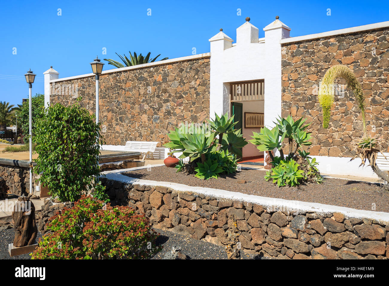 Gebäude im kanarischen Stil und tropischen Pflanzen in La Oliva Village Erbe Art Center, Fuerteventura, Kanarische Inseln, Spanien Stockfoto