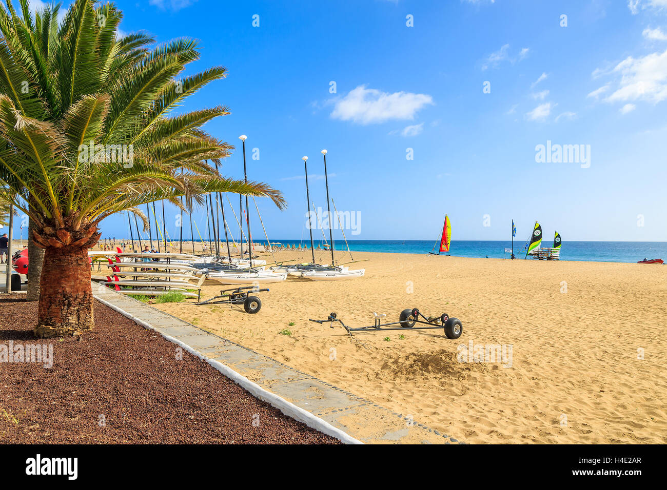 FUERTEVENTURA, Kanarische Inseln, Spanien - 7. Februar 2014: Blick auf Sandstrand in Morro Jable Stadt. Viele Touristen besuchen die Insel, um Wassersport zu tun. Stockfoto