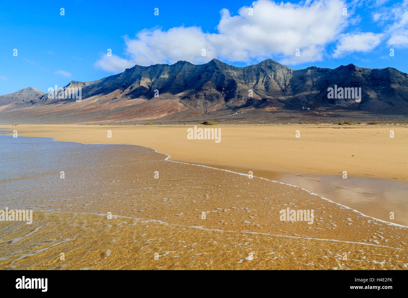 Reflexion der Berge im nassen Sand am Strand von Cofete in abgelegenen Teil von Fuerteventura, Kanarische Inseln, Spanien Stockfoto