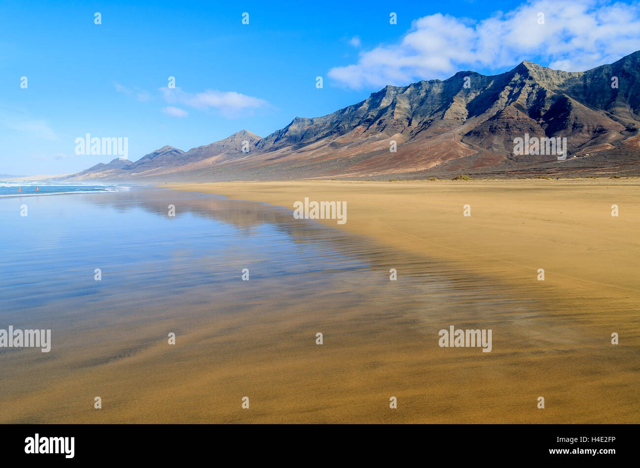 Reflexion der Berge im nassen Sand am Strand von Cofete in abgelegenen Teil von Fuerteventura, Kanarische Inseln, Spanien Stockfoto