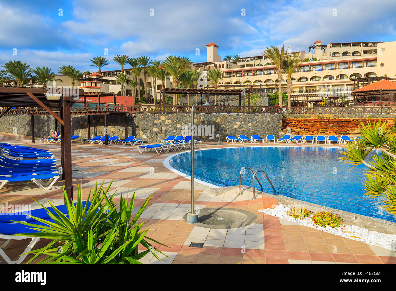 MORRO JABLE, FUERTEVENTURA - 6. Februar 2014: Schwimmbad von einem Luxus-Hotel Barcelo Jandia Mar in Stadt von Morro Jable. Dies ist ein beliebtes Urlaubsziel für Touristen auf der Insel Fuerteventura. Stockfoto